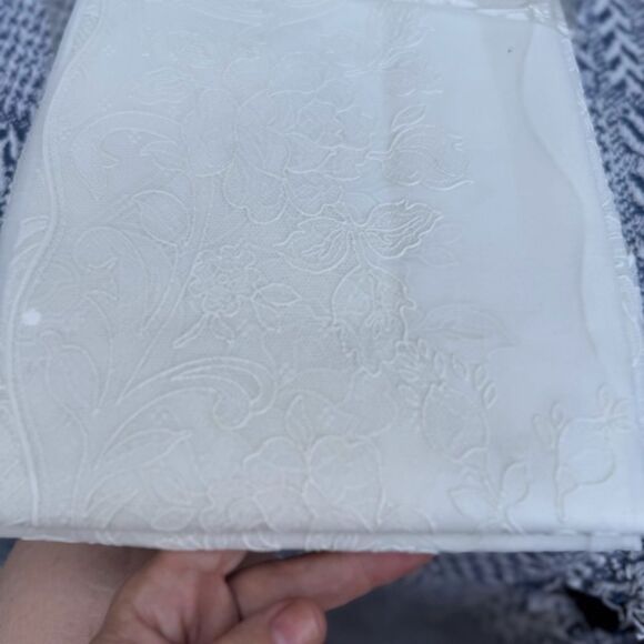 Vintage España White Vinyl Tablecloth - Picture 7 of 8